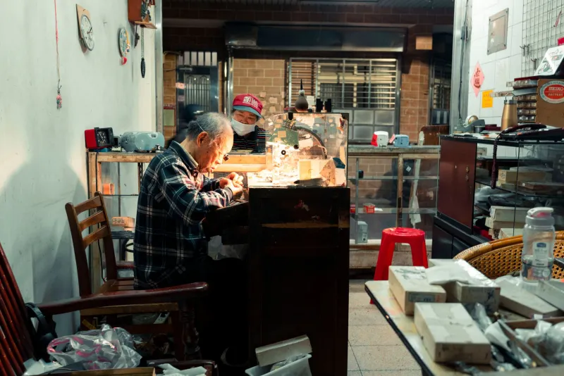Leaving the Algorithm Behind: Why American Tech Professionals Are Trading Salaries for Japanese Craft Apprenticeships